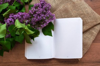 eflatun ve ahşap arka planda beyaz defter sayfası