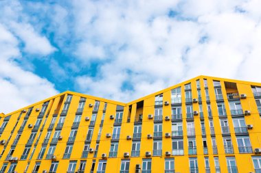 Mavi gökyüzünün arka planında sarı ev mimarisi