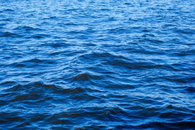 Berrak mavi nehir üzerinde çok güzel mavi dalgalar