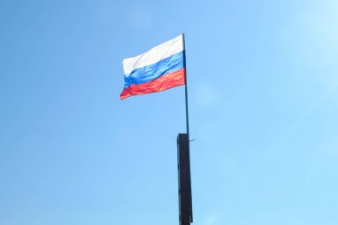 Rüzgarda dalgalanan Rus bayrağı