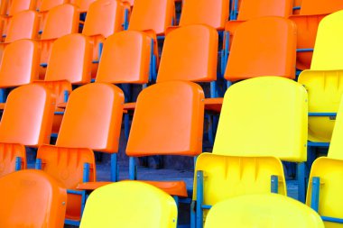 stadyumun spor platformu nda parlak boş plastik koltuklar