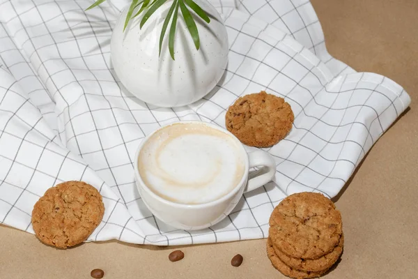 Cappuccino manhã com biscoitos de aveia e grãos de café — Fotografia de Stock