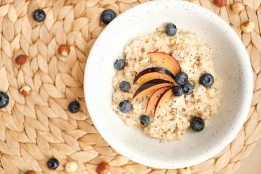 Fındık, yaban mersini, Erik ve Chia tohumları ile bir kase yulaf ezmesi-Sağlıklı Vegan kahvaltı