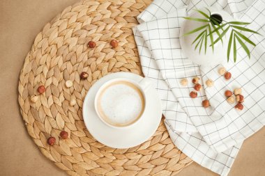 Günaydın. sıcak sabah kahve ve fındık zanaat kağıt