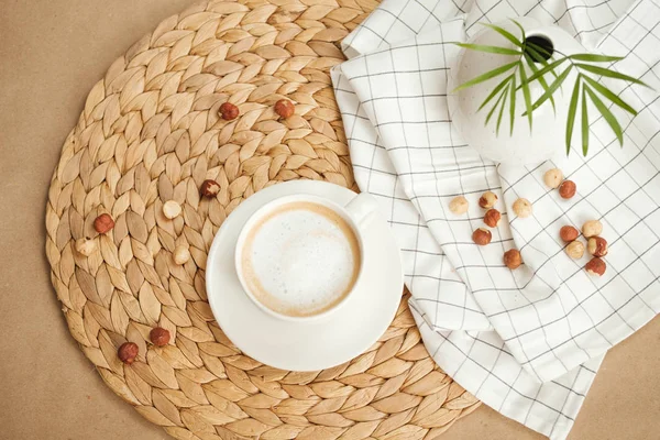 Günaydın. sıcak sabah kahve ve fındık zanaat kağıt