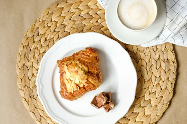 Croissant e café. Opção de pequeno-almoço clássico. luz de fundo — Fotografia de Stock