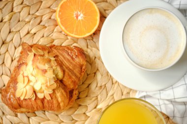 Kahvaltı kruvasan, kahve, portakal suyu ve yarım mandalina ile servis edilir.