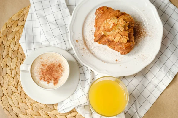 Сніданок подається з круасаном, кавою, апельсиновим соком — стокове фото