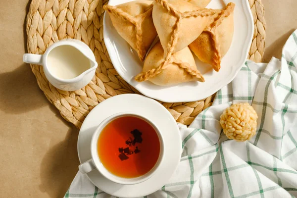 Татарский завтрак. Традиционная выпечка и чай с молоком Лицензионные Стоковые Изображения