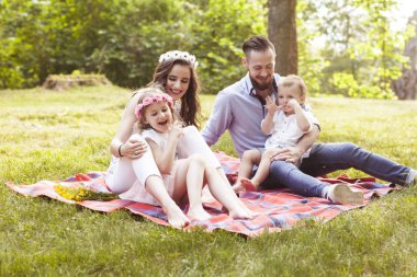 Genç aile zaman dışarıda parkta harcamaktadır.