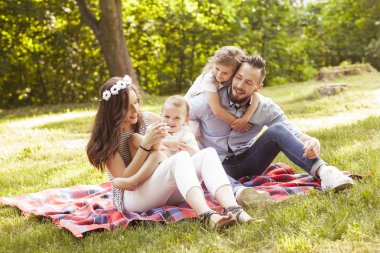 Genç aile zaman dışarıda parkta harcamaktadır.