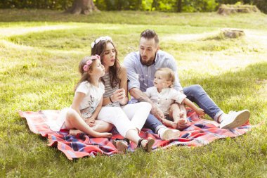 Genç aile zaman dışarıda parkta harcamaktadır.