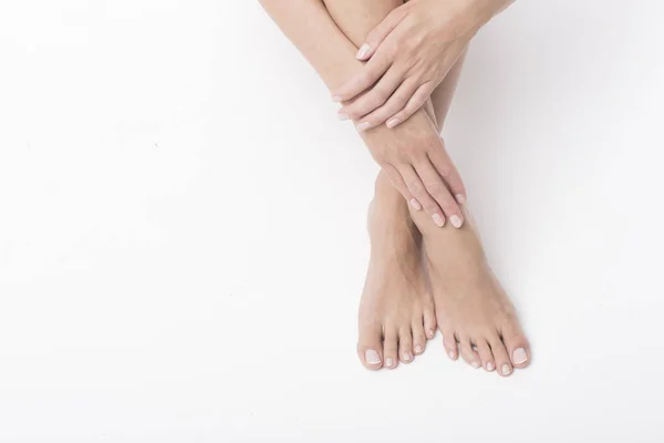 Pernas Bonitas Mãos Fundo Branco Tempo Pedicure Manicure — Fotografia de Stock
