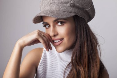 Kamera önünde şapkalı güzel esmer.