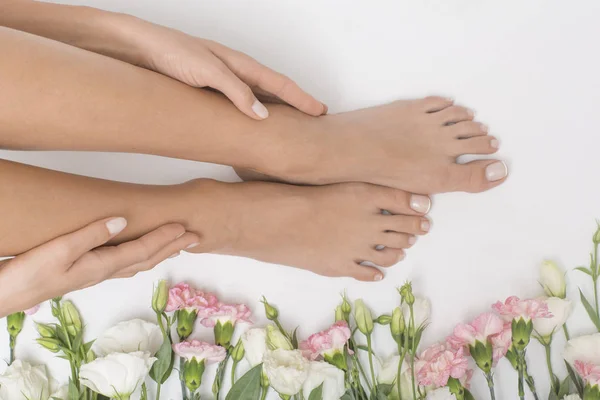 Obraz Idealnie Zrobione Manicure Pedicure Kobiece Ręce Nogi Miejscu Spa — Zdjęcie stockowe