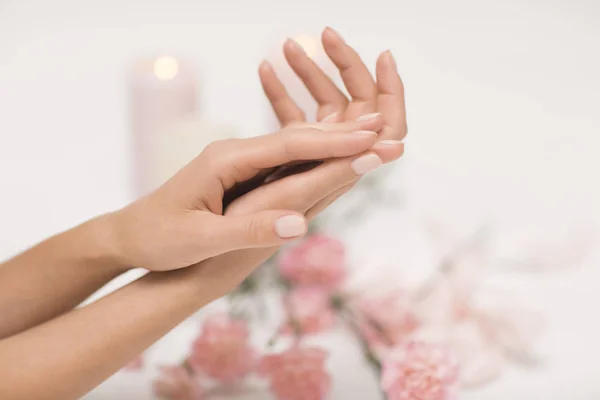 Manicure Mãos Bonitas Delicadas Sobre Fundo Branco Com Flores Rosa — Fotografia de Stock