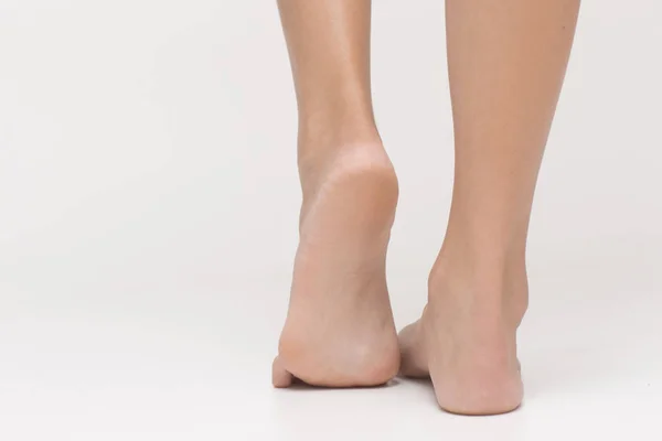 Крупный План Женских Ног Стоящих Перед Камерой — стоковое фото