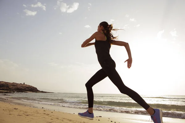 Junge Sportlerin Läuft Morgens Strand — Stockfoto