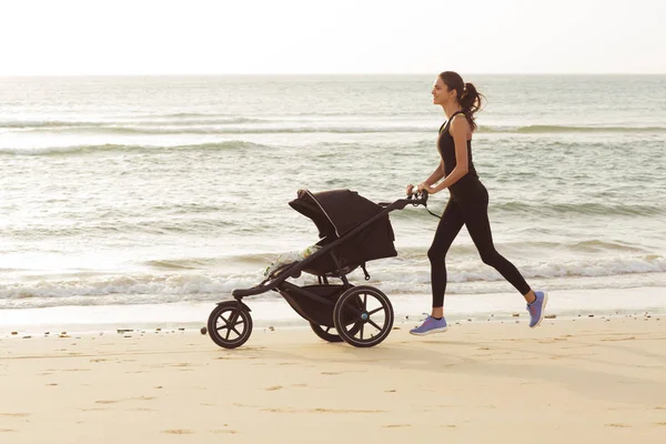 Young Mom Running Stroller Beach — Stock Photo, Image