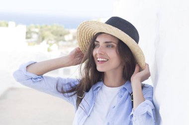 Kameraya gülümseyen güzel kadın şapkalı.