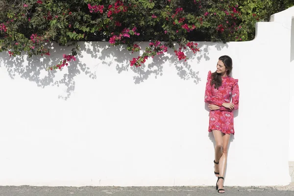 Belle Brune Tient Près Mur Blanc Avec Des Fleurs Roses — Photo