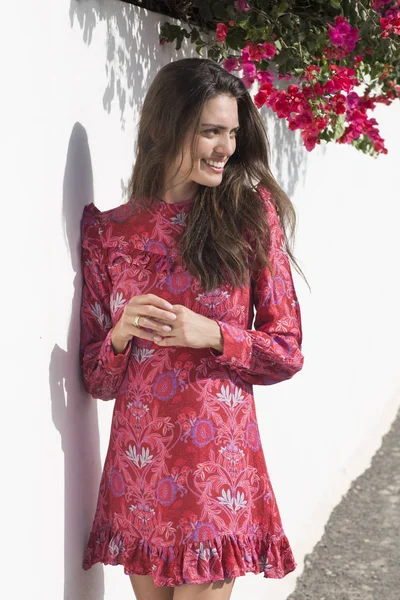 Belle Brune Tient Près Mur Blanc Avec Des Fleurs Roses — Photo