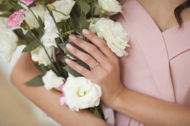 Pembe ortancaları onun kollarında tutan güzel kadın. 