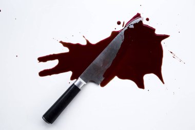 Kan lekesi ve bıçak. Suç.