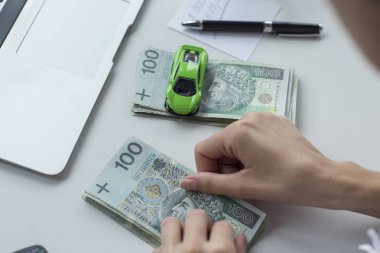 Kadın ona para hesaplıyor. Bu bir rüya otomobil satın almak için?