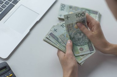 Kadın ona para hesaplıyor. Bu bir rüya otomobil satın almak için?