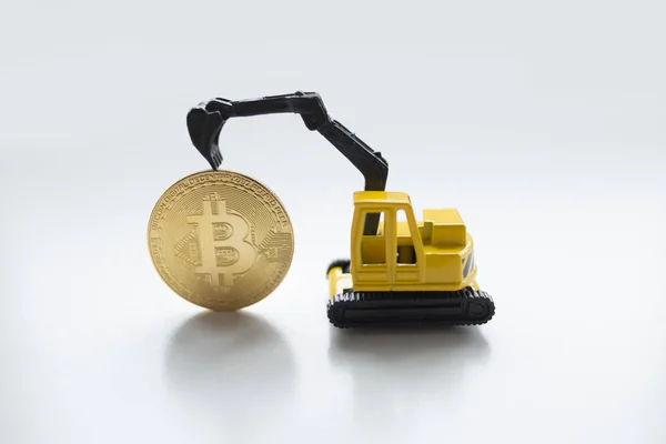 Excavator Holding Bit Coin — Stock Photo, Image