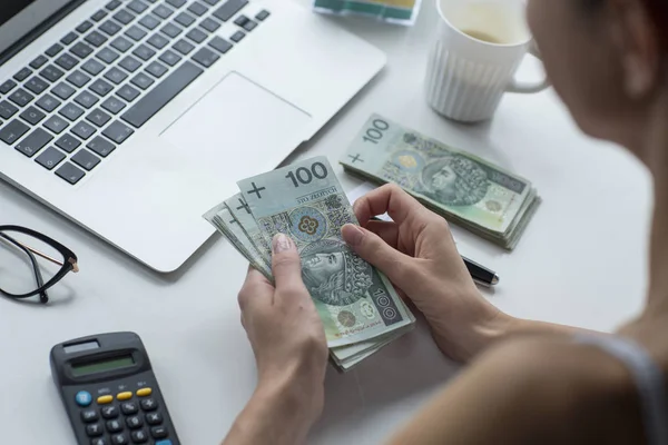 Mujer Está Calculando Dinero Suficiente Para Comprar Coche Ensueño — Foto de Stock