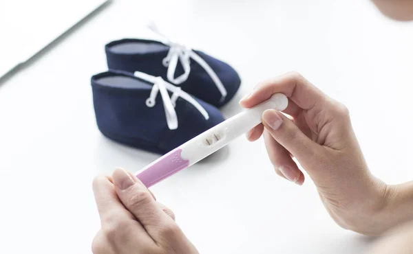 Žena Držící Její Ruce Těhotenský Test — Stock fotografie