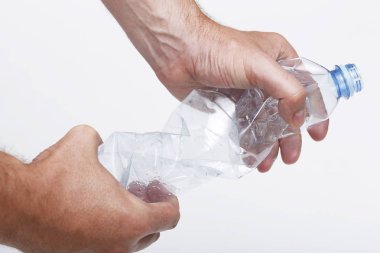 dünyayı kurtarmak. Recykling desteklemek için şişe kapakları toplamak.