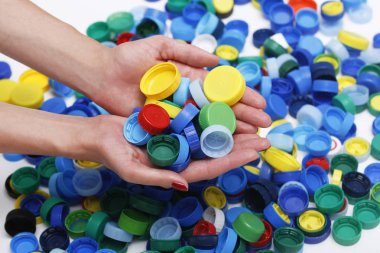 dünyayı kurtarmak. Recykling desteklemek için şişe kapakları toplamak.
