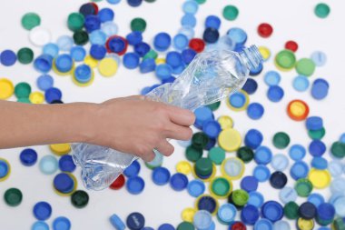 dünyayı kurtarmak. Recykling desteklemek için şişe kapakları toplamak.