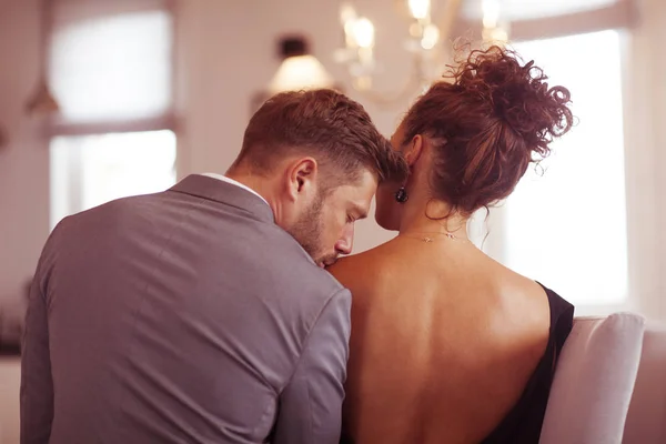 Samimi bir çift yatakta öpüşme. Havada aşk var.