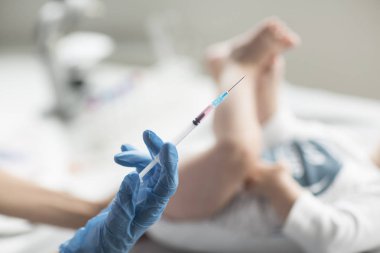 Bir enjeksiyon veren genç, kadın doktor. 