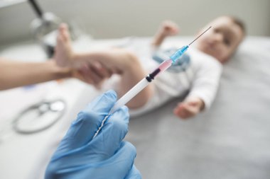 Bir enjeksiyon veren genç, kadın doktor. 