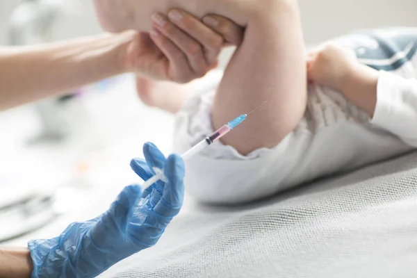 Médico Joven Femenino Que Inyecta —  Fotos de Stock