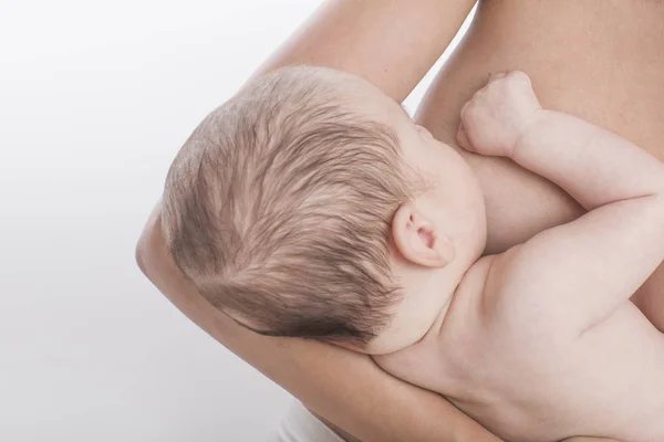 Jovem Mãe Está Amamentando Seu Filho — Fotografia de Stock