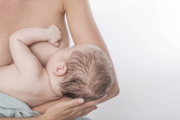 Giovane Madre Sta Allattando Suo Bambino — Foto Stock