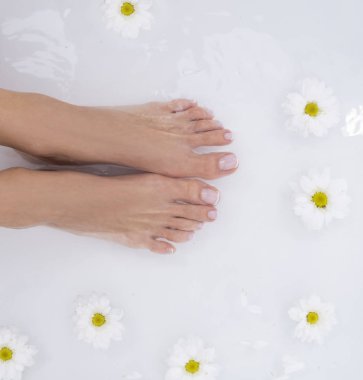 Güzel kadın bacaklar ve ayaklar banyoda.