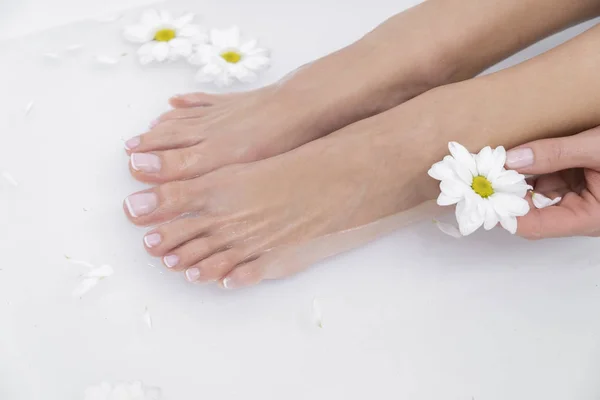 美しい女性の脚とお風呂で足 — ストック写真