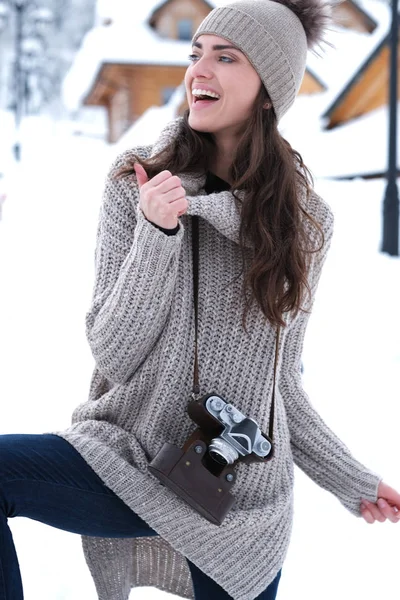 Bella Ragazza Scattare Una Foto Montagna Stagione Invernale — Foto Stock