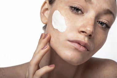 Güzel genç yüzü çilli.