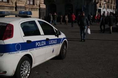 İtalyan şehir sokaklarında Polis arabası. Polise.