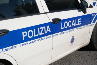 İtalyan şehir sokaklarında Polis arabası. Polise.