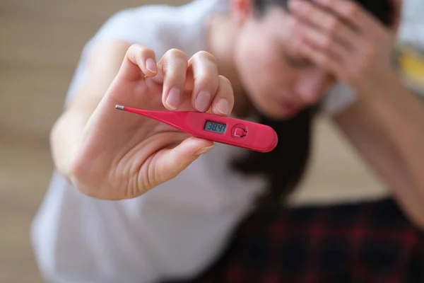 Frau Überprüft Ihre Temperatur Viele Drogen Und Pillen Hintergrund — Stockfoto