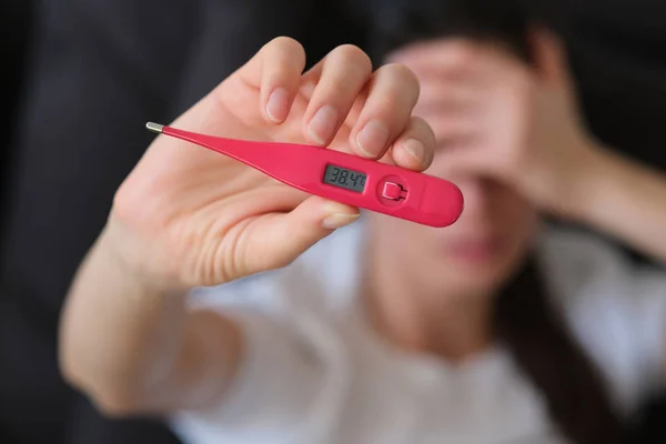 Mujer Comprobando Temperatura Muchos Medicamentos Pastillas Fondo — Foto de Stock